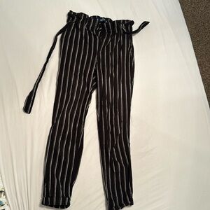 W24 L27 Women’s Black Stripped Hollister Pants